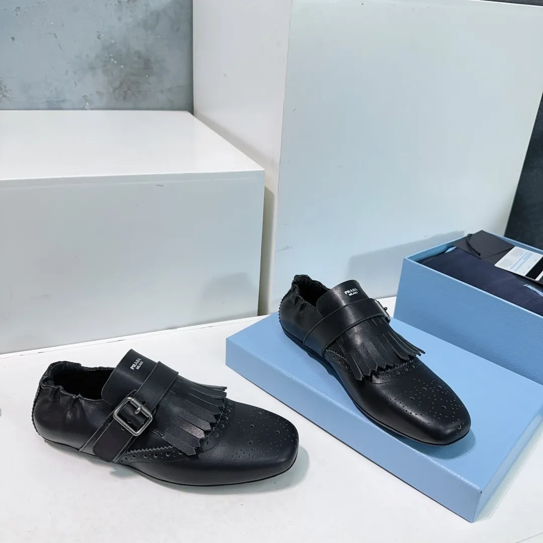 👟👟Ex-factory price 580👟👟! Prada 25 spring and summer catwalk new brogue carved tassel retro loafers and slippers series 🔥 🌟🌟🌟This shoe deliberately presents a classic and retro style, with both masculine temperament and feminine style, forming a binary contrast, highlighting the iconic style of the Prada series. The tassels are crafted using special craftsmanship, and details such as buckles and brogue patterns reveal traditional charm. An unconventional and surprising reinterpretation, the shoe is re-launched in a more fashionable design. The upper is made of imported calfskin, the lining is sheepskin, and the original molded rubber sole. Number of yards: 35-40 (40 pieces are non-refundable). Comes with original packaging.